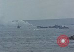 Standbild Bombardierung auf der Insel Iwo Jima, 1945, aus Sekunde 50 historischem Filmmaterial Videoclip 65675046460