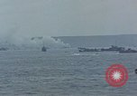 Standbild Bombardierung auf der Insel Iwo Jima, 1945, aus Sekunde 51 historischem Filmmaterial Videoclip 65675046460