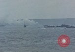 Standbild Bombardierung auf der Insel Iwo Jima, 1945, aus Sekunde 53 historischem Filmmaterial Videoclip 65675046460