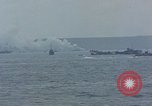 Standbild Bombardierung auf der Insel Iwo Jima, 1945, aus Sekunde 54 historischem Filmmaterial Videoclip 65675046460