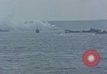 Standbild Bombardierung auf der Insel Iwo Jima, 1945, aus Sekunde 55 historischem Filmmaterial Videoclip 65675046460