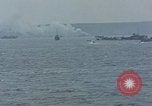 Standbild Bombardierung auf der Insel Iwo Jima, 1945, aus Sekunde 56 historischem Filmmaterial Videoclip 65675046460