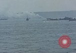 Standbild Bombardierung auf der Insel Iwo Jima, 1945, aus Sekunde 57 historischem Filmmaterial Videoclip 65675046460