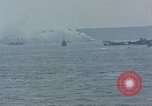 Standbild Bombardierung auf der Insel Iwo Jima, 1945, aus Sekunde 58 historischem Filmmaterial Videoclip 65675046460