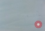 Standbild Bombardierung auf der Insel Iwo Jima, 1945, aus Sekunde 62 historischem Filmmaterial Videoclip 65675046460