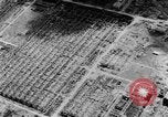 Immagine di seconda guerra mondiale la bomba atomica e bomba convenzionale danni in Giappone Giappone, 1945, secondo 13 filmato di repertorio 65675046532