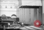 Immagine di Banchiere Alexander Sachs visiti la Casa Bianca Washington DC USA, 1946, secondo 13 filmato di repertorio 65675046546