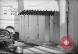 Immagine di Banchiere Alexander Sachs visiti la Casa Bianca Washington DC USA, 1946, secondo 16 filmato di repertorio 65675046546