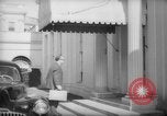 Immagine di Banchiere Alexander Sachs visiti la Casa Bianca Washington DC USA, 1946, secondo 22 filmato di repertorio 65675046546
