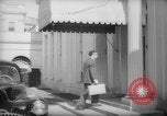 Immagine di Banchiere Alexander Sachs visiti la Casa Bianca Washington DC USA, 1946, secondo 23 filmato di repertorio 65675046546