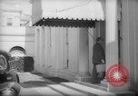 Immagine di Banchiere Alexander Sachs visiti la Casa Bianca Washington DC USA, 1946, secondo 24 filmato di repertorio 65675046546