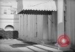 Immagine di Banchiere Alexander Sachs visiti la Casa Bianca Washington DC USA, 1946, secondo 26 filmato di repertorio 65675046546