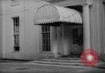 Immagine di Banchiere Alexander Sachs visiti la Casa Bianca Washington DC USA, 1946, secondo 30 filmato di repertorio 65675046546