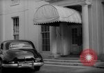 Immagine di Banchiere Alexander Sachs visiti la Casa Bianca Washington DC USA, 1946, secondo 31 filmato di repertorio 65675046546