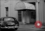 Immagine di Banchiere Alexander Sachs visiti la Casa Bianca Washington DC USA, 1946, secondo 33 filmato di repertorio 65675046546