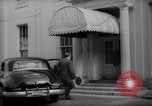 Immagine di Banchiere Alexander Sachs visiti la Casa Bianca Washington DC USA, 1946, secondo 37 filmato di repertorio 65675046546