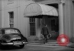 Immagine di Banchiere Alexander Sachs visiti la Casa Bianca Washington DC USA, 1946, secondo 40 filmato di repertorio 65675046546