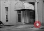 Immagine di Banchiere Alexander Sachs visiti la Casa Bianca Washington DC USA, 1946, secondo 42 filmato di repertorio 65675046546