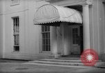 Immagine di Banchiere Alexander Sachs visiti la Casa Bianca Washington DC USA, 1946, secondo 43 filmato di repertorio 65675046546