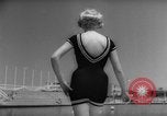Immagine di Costumi da bagno Italia, 1959, secondo 24 filmato di repertorio 65675046564