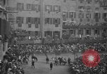 Image Course de chevaux Palio di Siena Sienne Italie, 1930, de la seconde 17 séquences d'archives historiques vidéo 65675046575