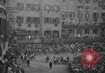 Image Course de chevaux Palio di Siena Sienne Italie, 1930, de la seconde 18 séquences d'archives historiques vidéo 65675046575