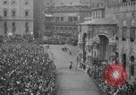 Image Course de chevaux Palio di Siena Sienne Italie, 1930, de la seconde 33 séquences d'archives historiques vidéo 65675046575