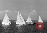 Standbild Harold Vanderbilt Segel boot Benutzer im Unternehmen Glen Cove New York USA, 1930, aus Sekunde 17 historischem Filmmaterial Videoclip 65675046577