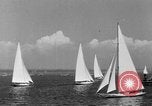 Standbild Harold Vanderbilt Segel boot Benutzer im Unternehmen Glen Cove New York USA, 1930, aus Sekunde 25 historischem Filmmaterial Videoclip 65675046577