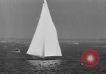 Standbild Harold Vanderbilt Segel boot Benutzer im Unternehmen Glen Cove New York USA, 1930, aus Sekunde 44 historischem Filmmaterial Videoclip 65675046577