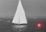 Standbild Harold Vanderbilt Segel boot Benutzer im Unternehmen Glen Cove New York USA, 1930, aus Sekunde 45 historischem Filmmaterial Videoclip 65675046577