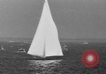 Standbild Harold Vanderbilt Segel boot Benutzer im Unternehmen Glen Cove New York USA, 1930, aus Sekunde 46 historischem Filmmaterial Videoclip 65675046577