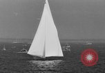 Standbild Harold Vanderbilt Segel boot Benutzer im Unternehmen Glen Cove New York USA, 1930, aus Sekunde 47 historischem Filmmaterial Videoclip 65675046577