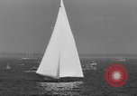 Standbild Harold Vanderbilt Segel boot Benutzer im Unternehmen Glen Cove New York USA, 1930, aus Sekunde 48 historischem Filmmaterial Videoclip 65675046577