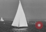 Standbild Harold Vanderbilt Segel boot Benutzer im Unternehmen Glen Cove New York USA, 1930, aus Sekunde 51 historischem Filmmaterial Videoclip 65675046577