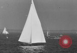Standbild Harold Vanderbilt Segel boot Benutzer im Unternehmen Glen Cove New York USA, 1930, aus Sekunde 52 historischem Filmmaterial Videoclip 65675046577
