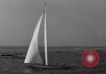 Standbild Harold Vanderbilt Segel boot Benutzer im Unternehmen Glen Cove New York USA, 1930, aus Sekunde 61 historischem Filmmaterial Videoclip 65675046577