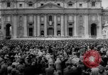 Standbild Die Parade der Osterpilger ist ausgewaschen Vatikanstadt, 1958, aus Sekunde 7 historischem Filmmaterial Videoclip 65675046599