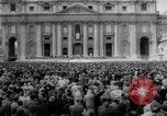 Standbild Die Parade der Osterpilger ist ausgewaschen Vatikanstadt, 1958, aus Sekunde 8 historischem Filmmaterial Videoclip 65675046599