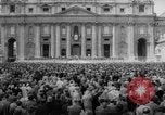 Standbild Die Parade der Osterpilger ist ausgewaschen Vatikanstadt, 1958, aus Sekunde 9 historischem Filmmaterial Videoclip 65675046599