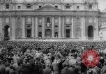 Standbild Die Parade der Osterpilger ist ausgewaschen Vatikanstadt, 1958, aus Sekunde 10 historischem Filmmaterial Videoclip 65675046599