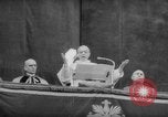 Standbild Die Parade der Osterpilger ist ausgewaschen Vatikanstadt, 1958, aus Sekunde 12 historischem Filmmaterial Videoclip 65675046599