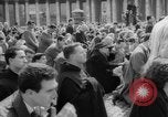 Standbild Die Parade der Osterpilger ist ausgewaschen Vatikanstadt, 1958, aus Sekunde 15 historischem Filmmaterial Videoclip 65675046599