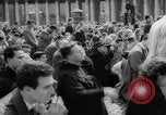 Standbild Die Parade der Osterpilger ist ausgewaschen Vatikanstadt, 1958, aus Sekunde 16 historischem Filmmaterial Videoclip 65675046599