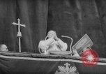 Standbild Die Parade der Osterpilger ist ausgewaschen Vatikanstadt, 1958, aus Sekunde 18 historischem Filmmaterial Videoclip 65675046599