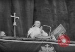Standbild Die Parade der Osterpilger ist ausgewaschen Vatikanstadt, 1958, aus Sekunde 19 historischem Filmmaterial Videoclip 65675046599