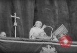 Standbild Die Parade der Osterpilger ist ausgewaschen Vatikanstadt, 1958, aus Sekunde 20 historischem Filmmaterial Videoclip 65675046599