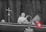 Standbild Die Parade der Osterpilger ist ausgewaschen Vatikanstadt, 1958, aus Sekunde 21 historischem Filmmaterial Videoclip 65675046599