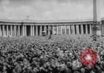Standbild Die Parade der Osterpilger ist ausgewaschen Vatikanstadt, 1958, aus Sekunde 23 historischem Filmmaterial Videoclip 65675046599