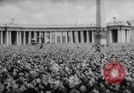 Standbild Die Parade der Osterpilger ist ausgewaschen Vatikanstadt, 1958, aus Sekunde 24 historischem Filmmaterial Videoclip 65675046599
